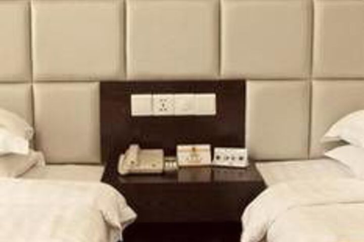 Room 13 of 83