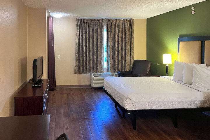 Room 4 of 28