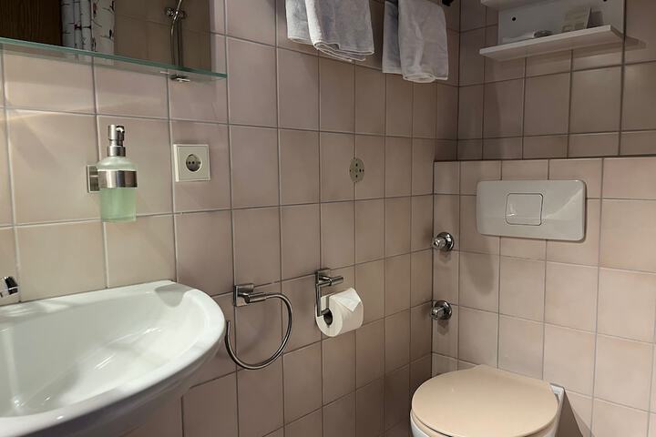 Room 7 of 8