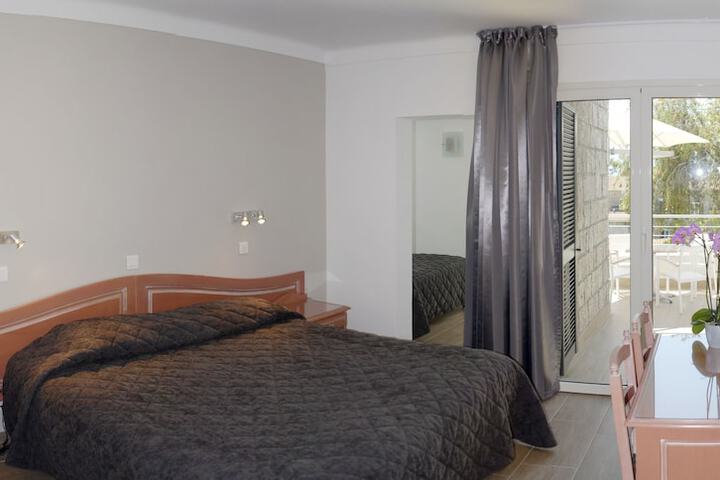 Room 4 of 48