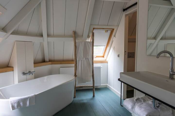 Room 13 of 19