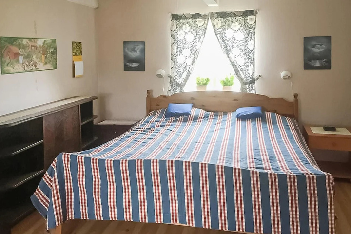 Room 5 of 12