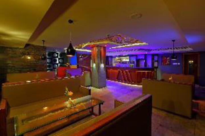 Lounge 4 of 20