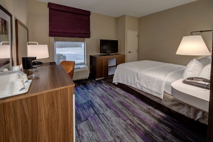 1 Queen Bed Walkin Shower Only (6 of 13)
