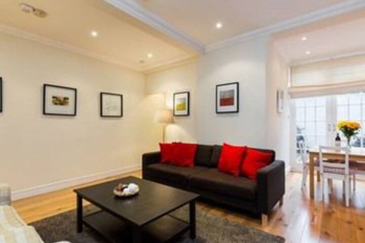 Large 2 Bedroom Flat in Victoria - Zone 1