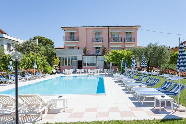 Hotel Pool