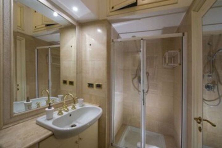 Room 6 of 28