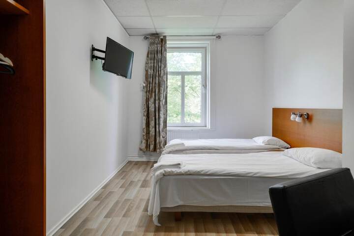Room 7 of 33