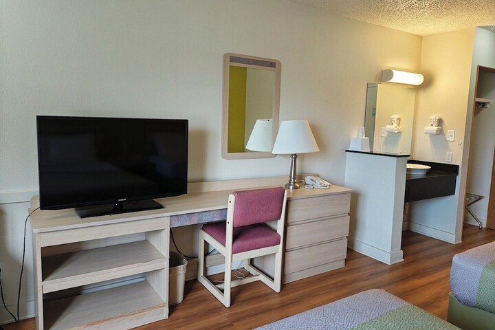 Room 25 of 38