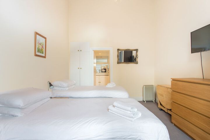 Room 7 of 371