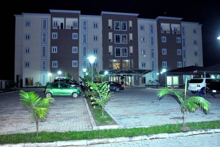 Hotel Exterior 33 of 34