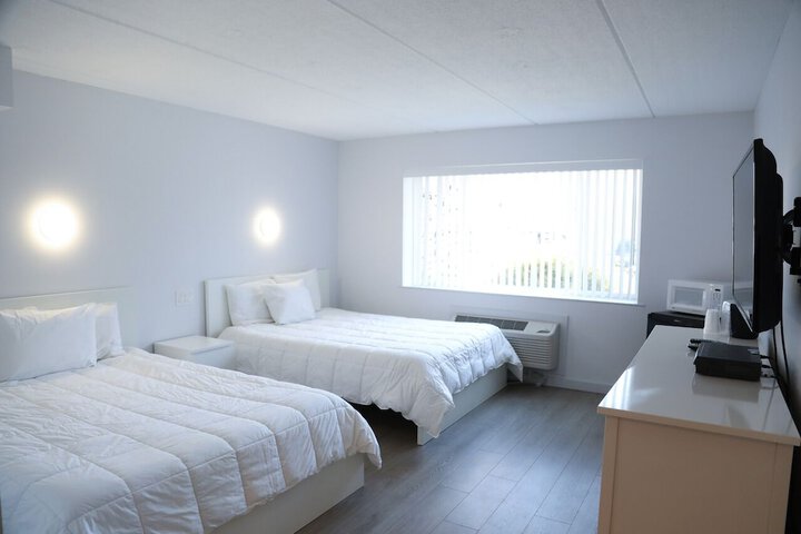 2 Queen Beds (1 of 13)