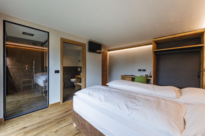 Room 13 of 37