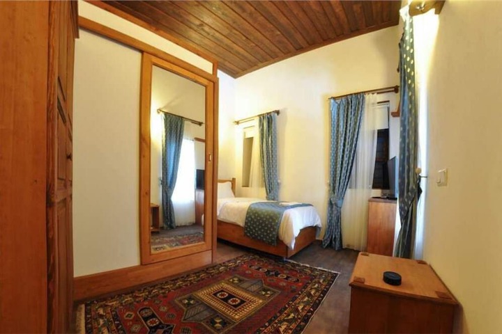 Room 5 of 65