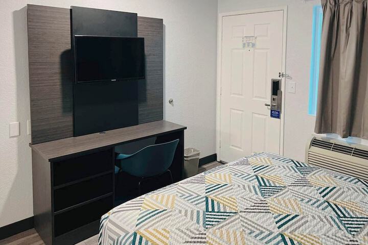 1 Queen Bed (3 of 16)
