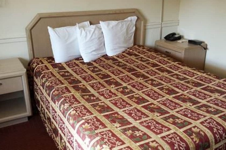 1 Queen Bed (1 of 7)