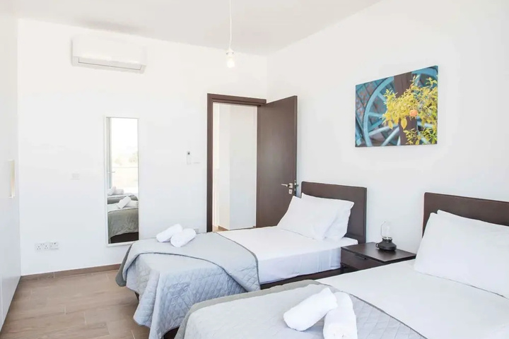 Room 5 of 18