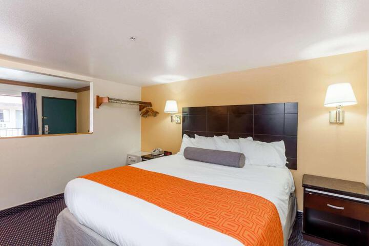 1 King Bed (2 of 11)