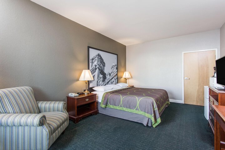 Room 7 of 19