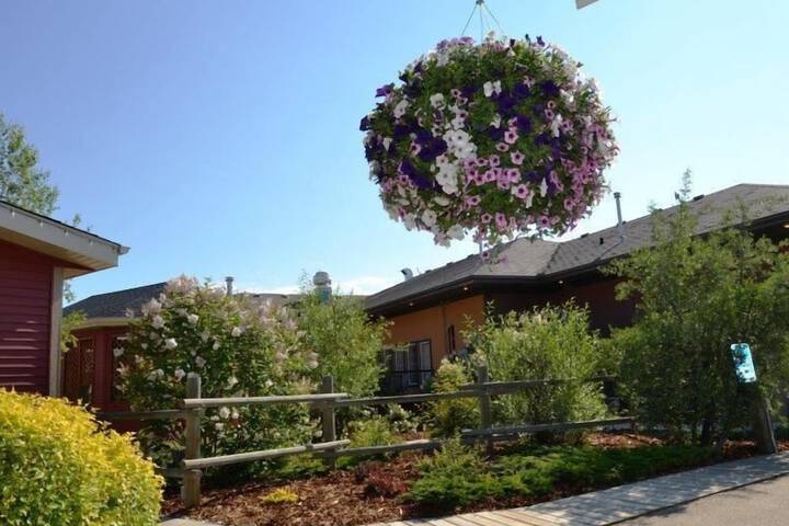 Hotel Exterior 28 of 33