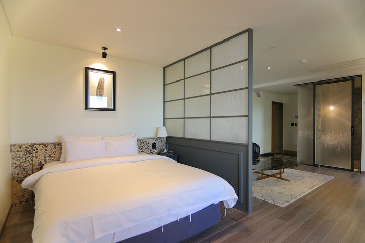 Room 65 of 190