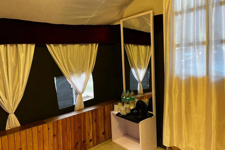 Room 4 of 9