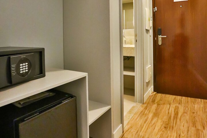 Room 17 of 33