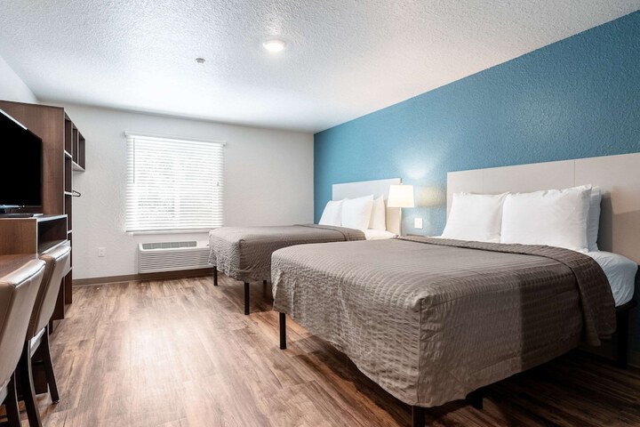 1 Queen Bed (10 of 15)