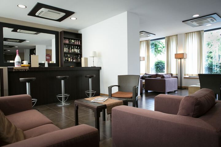 Lounge 62 of 65