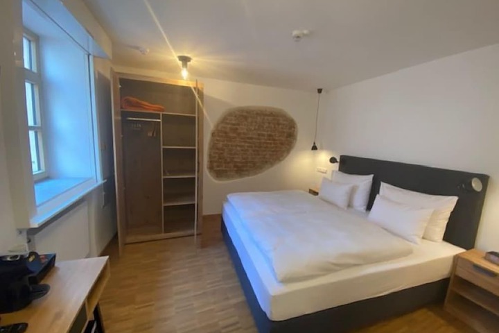 Room 33 of 35