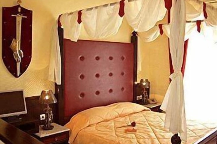 Room 21 of 49