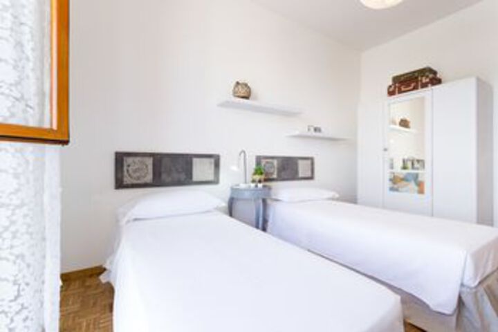 Room 10 of 26