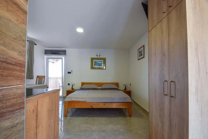 Room 4 of 12