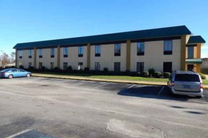 Exterior of Quality Inn at the University