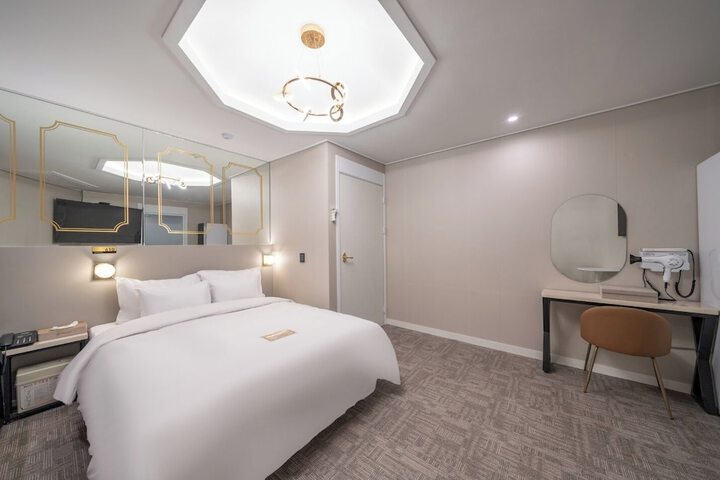 Room 21 of 43