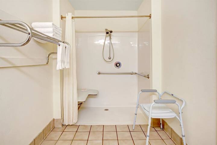 1 King Bed Mobility Accessible Bathtub with Grab Bars (13 of 21)