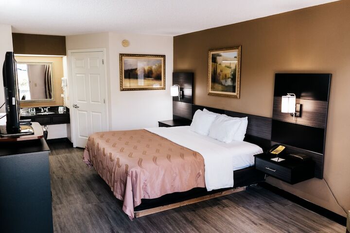 1 King Bed (15 of 17)