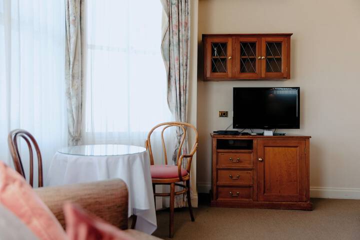 Room 6 of 63