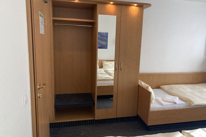 Room 13 of 78