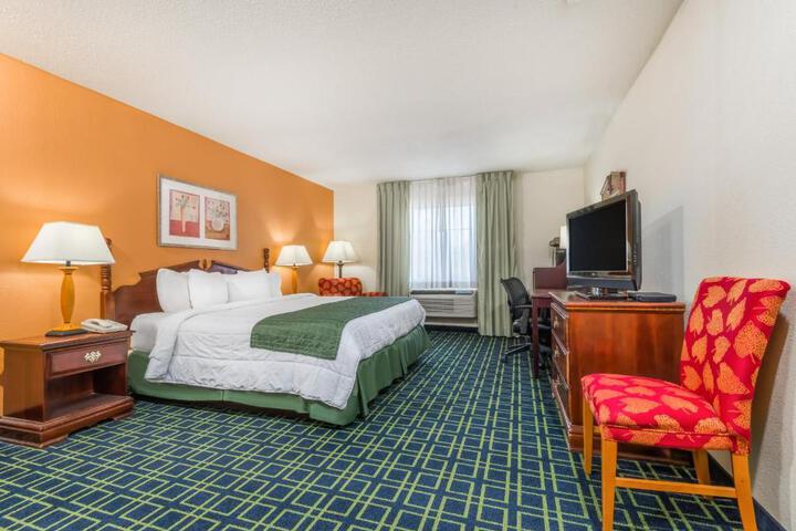 1 King Bed (2 of 5)