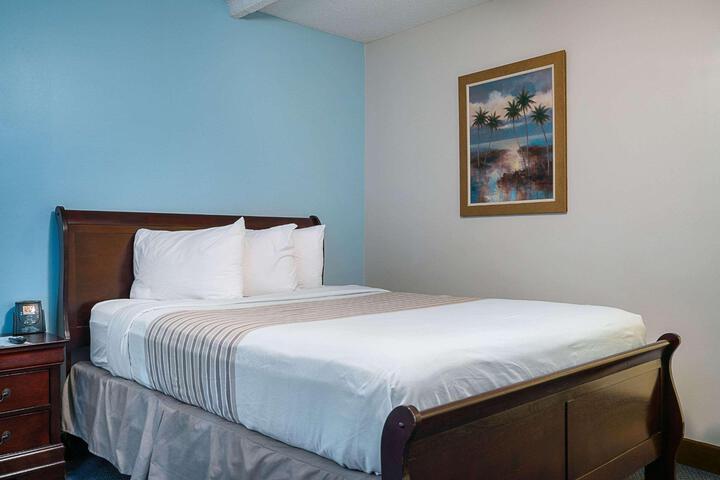 Efficiency Queen Bed (2 of 12)