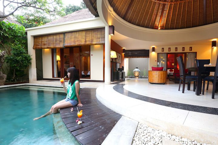 Hotel with Pool
