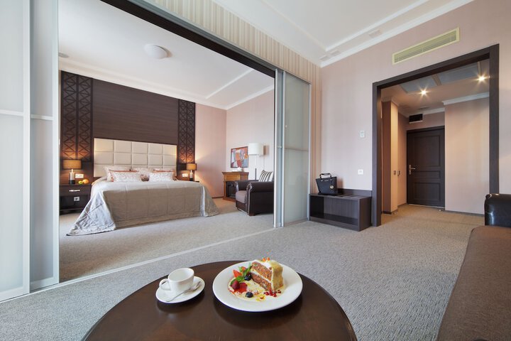 Room 27 of 82