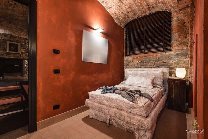Room 2 of 132