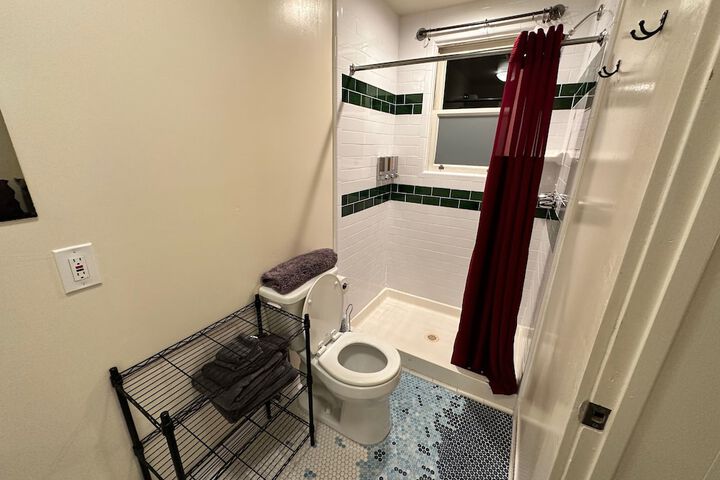 Basic Double Room 1 Queen Bed Shared Bathroom (2 of 14)
