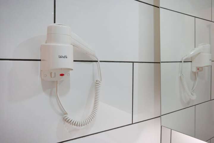 Room 17 of 28