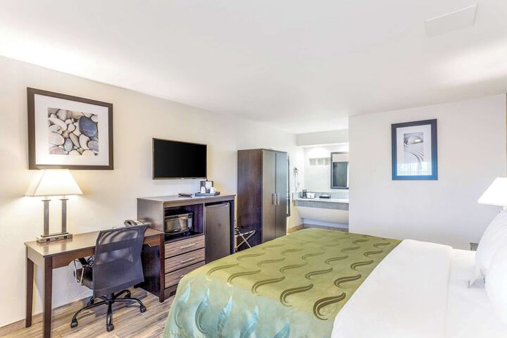1 King Bed Accessible Upgrade (11 of 26)