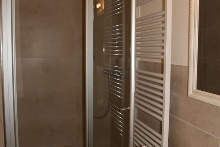 Room 4 of 70