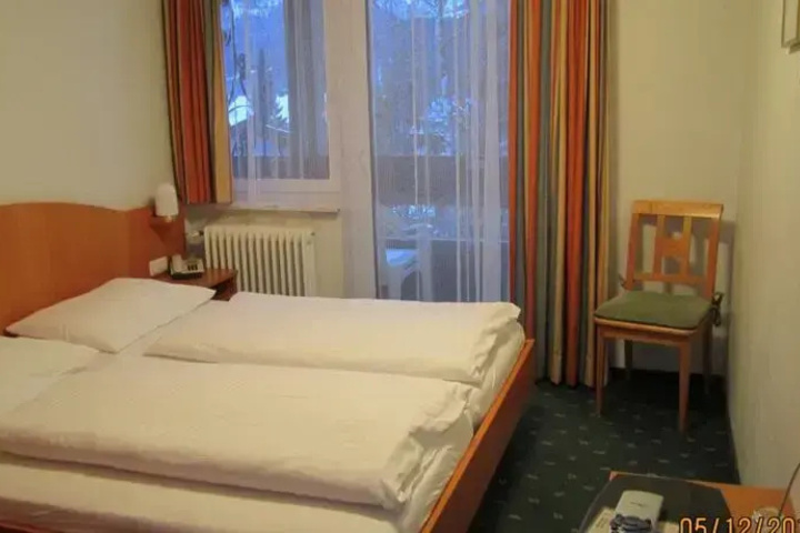 Room 4 of 11