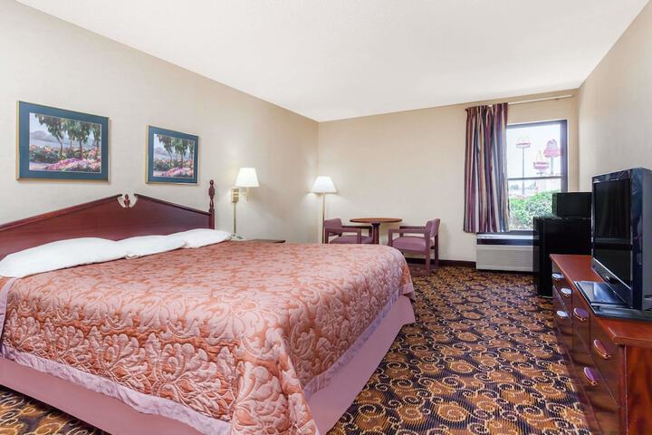 1 King Bed (2 of 12)